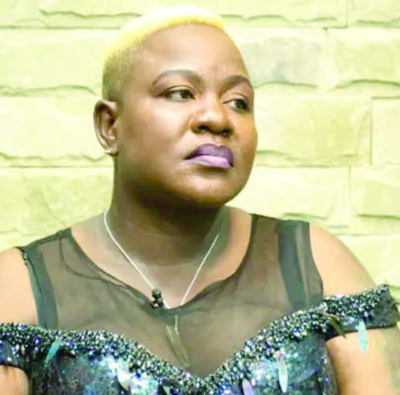 Full Figure Gwe Baatutte Ku Poliisi