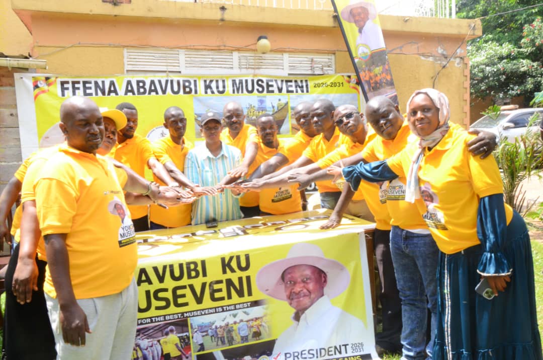 Abavubi abeegatira mu kibiina Kya ABAVUBI KU MUSEVENI nga bakoze akabonero ko bweegasi
