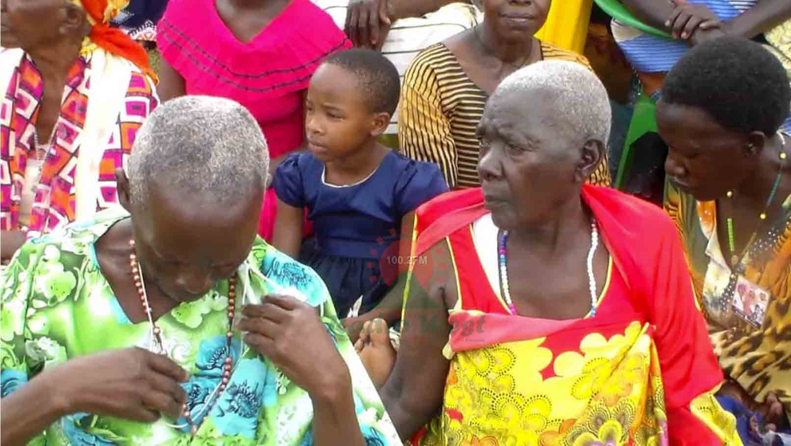 Bamwe omu bagurutsi n'bakaikuru abahika ahamukoro gw'okujaguza ekiro ky'abakuzire aha kishaayi kya Humura omuri Kyegegwa aha Sande ebiro 01/10/2023. Photo by Phillip Murangira.