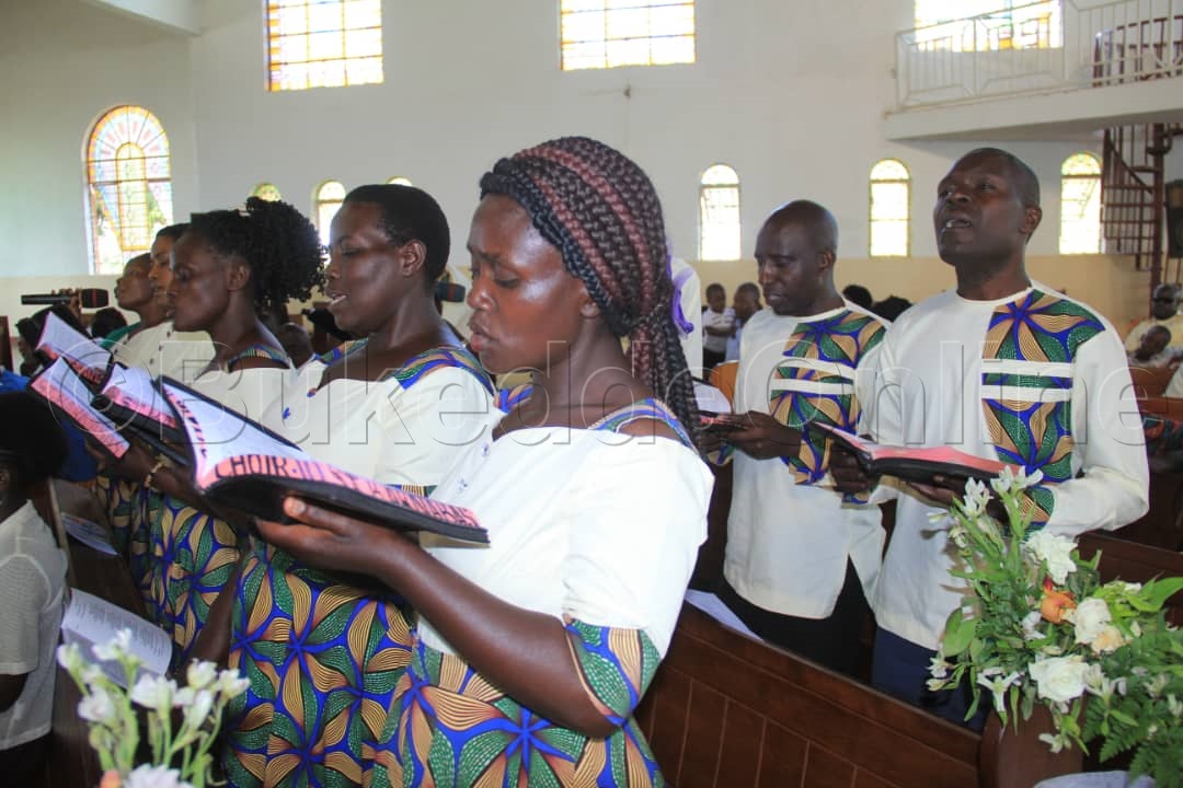 Kkwaya y'Obusaabadinkoni bw'e Kijjabwe mu Masaka City ng'ekooloobya ennyimba za mazaalibwa mu lutikko e Kako.