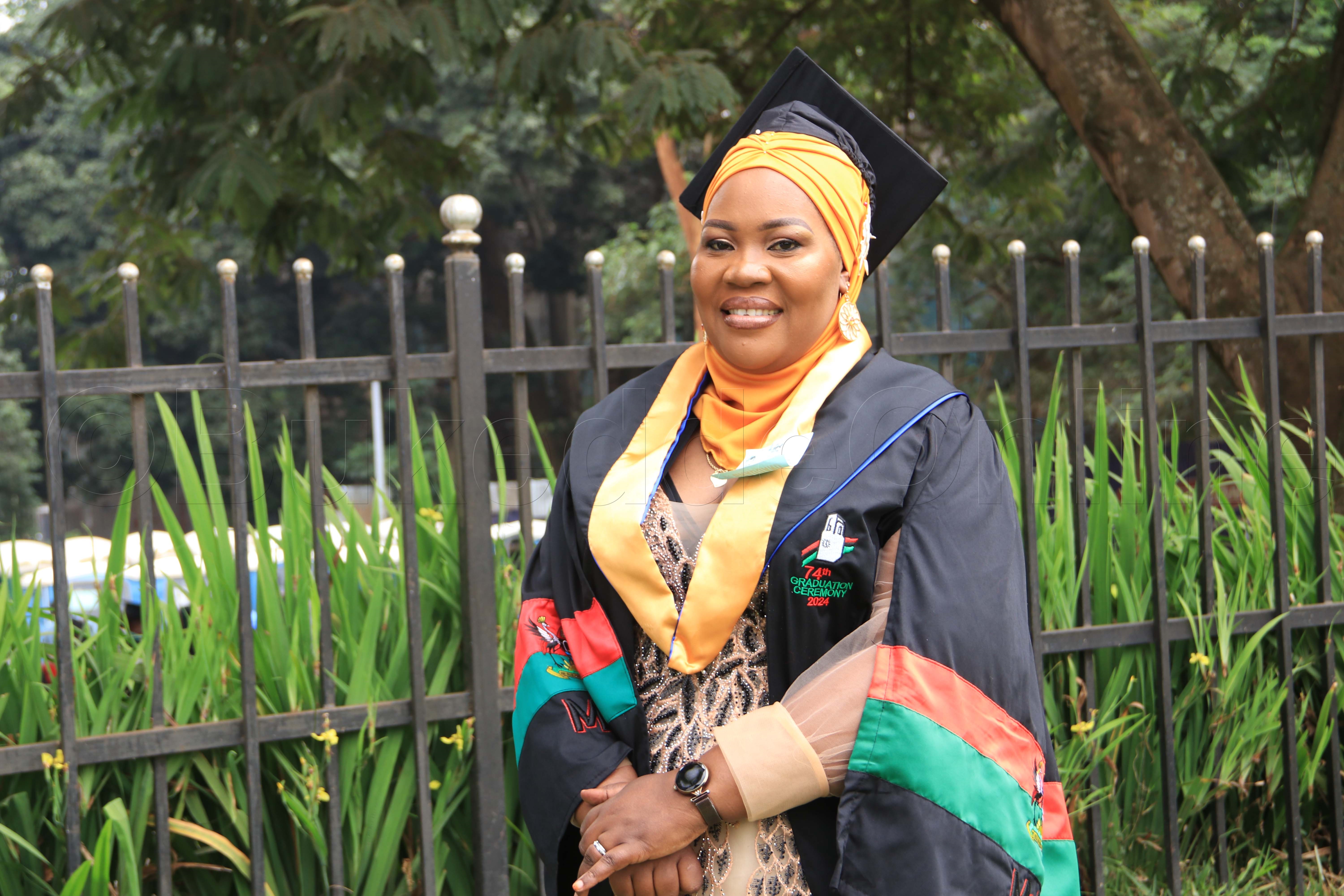 Hajjati Hawa Namugenyi gwe batikkidde ddiguli ey'okubiri. Management Eggulo E Makerere