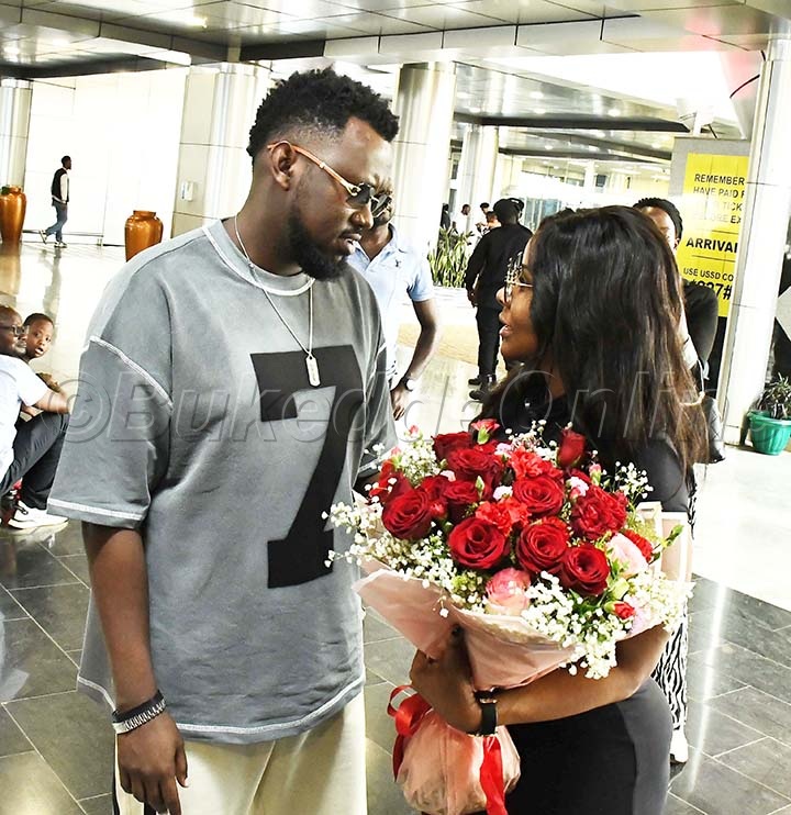 Levixone ng'ayaniriza Desire ku kisaawe.
