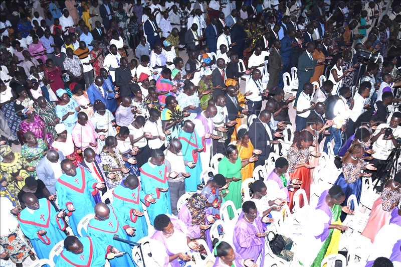 Thousands of Christians who attended the prayers in the moment of meditation.