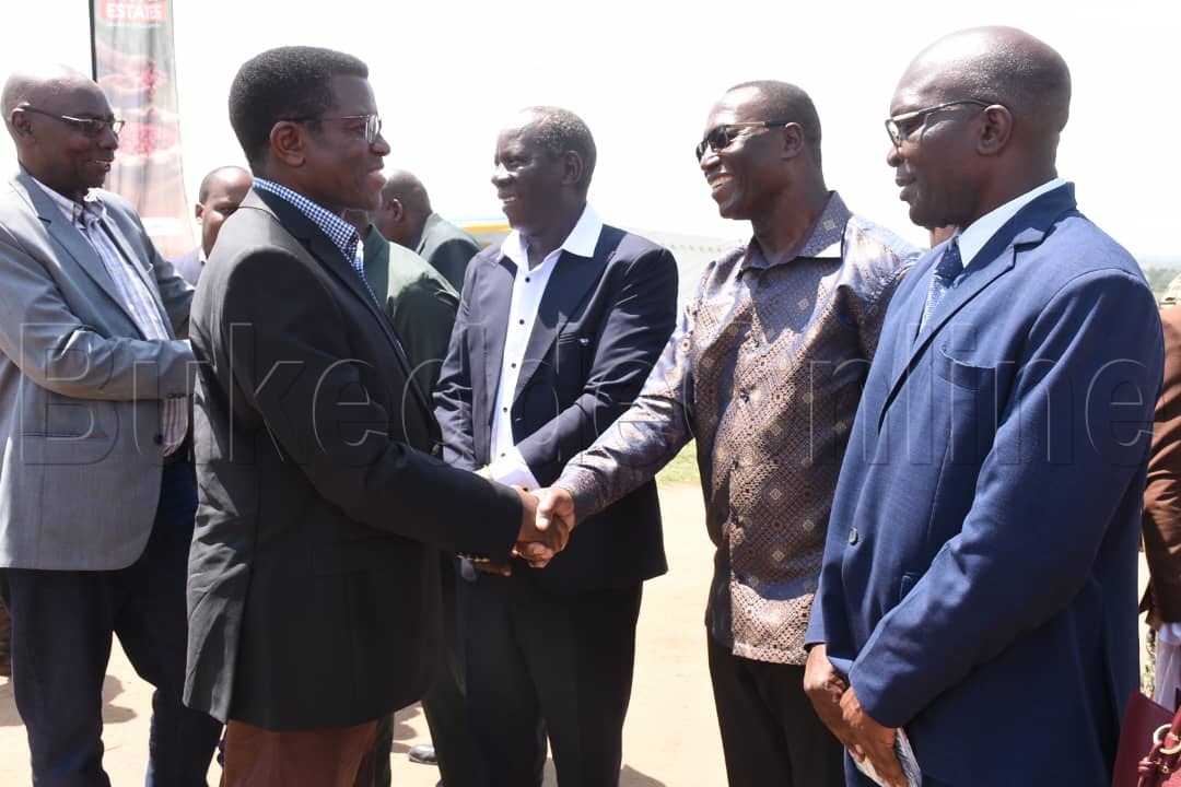 Katikkiro Mayiga ng'abuuza ku muwandiisi ow'enkalakalira mu minisitule ey'ekikula ky'abantu mu Uganda, Aggrey Kibenge naye eyeetabye ku mukolo guno