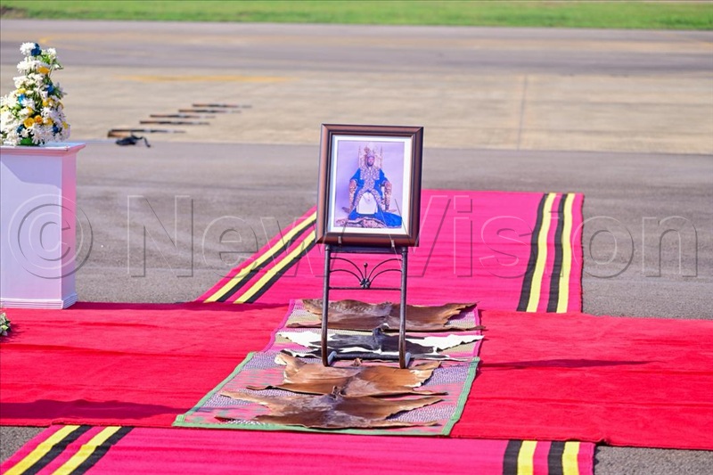 A portrait of King Oyo at Entebbe International Airport as President Yoweri Museveni awaits  the remains of the late Omukama of Tooro Kingdom. (All Photos by Miriam Namutebi)