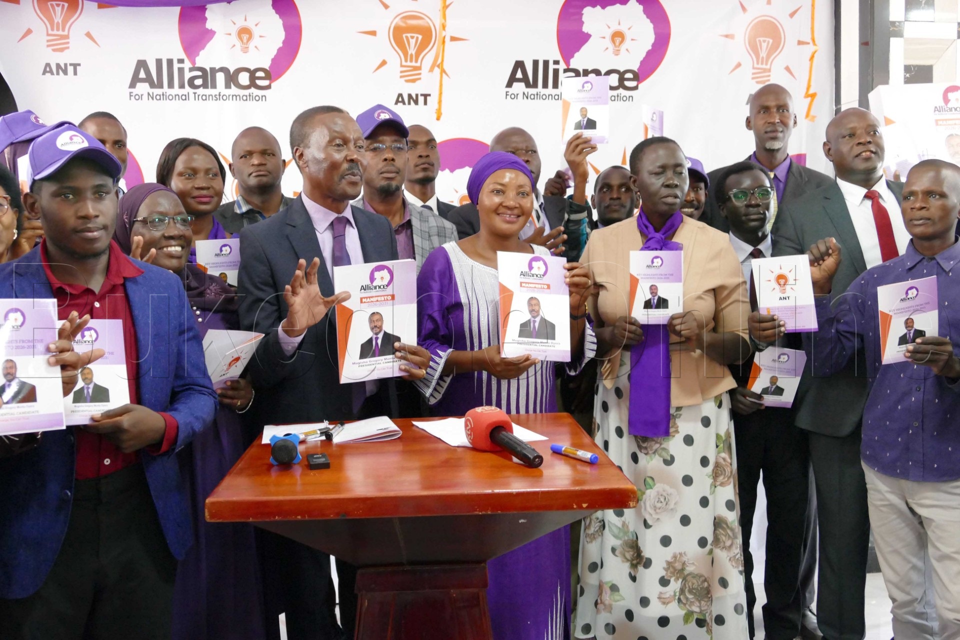 Mugisha Muntu ne bannakibiina mu kutongoza ekibiina