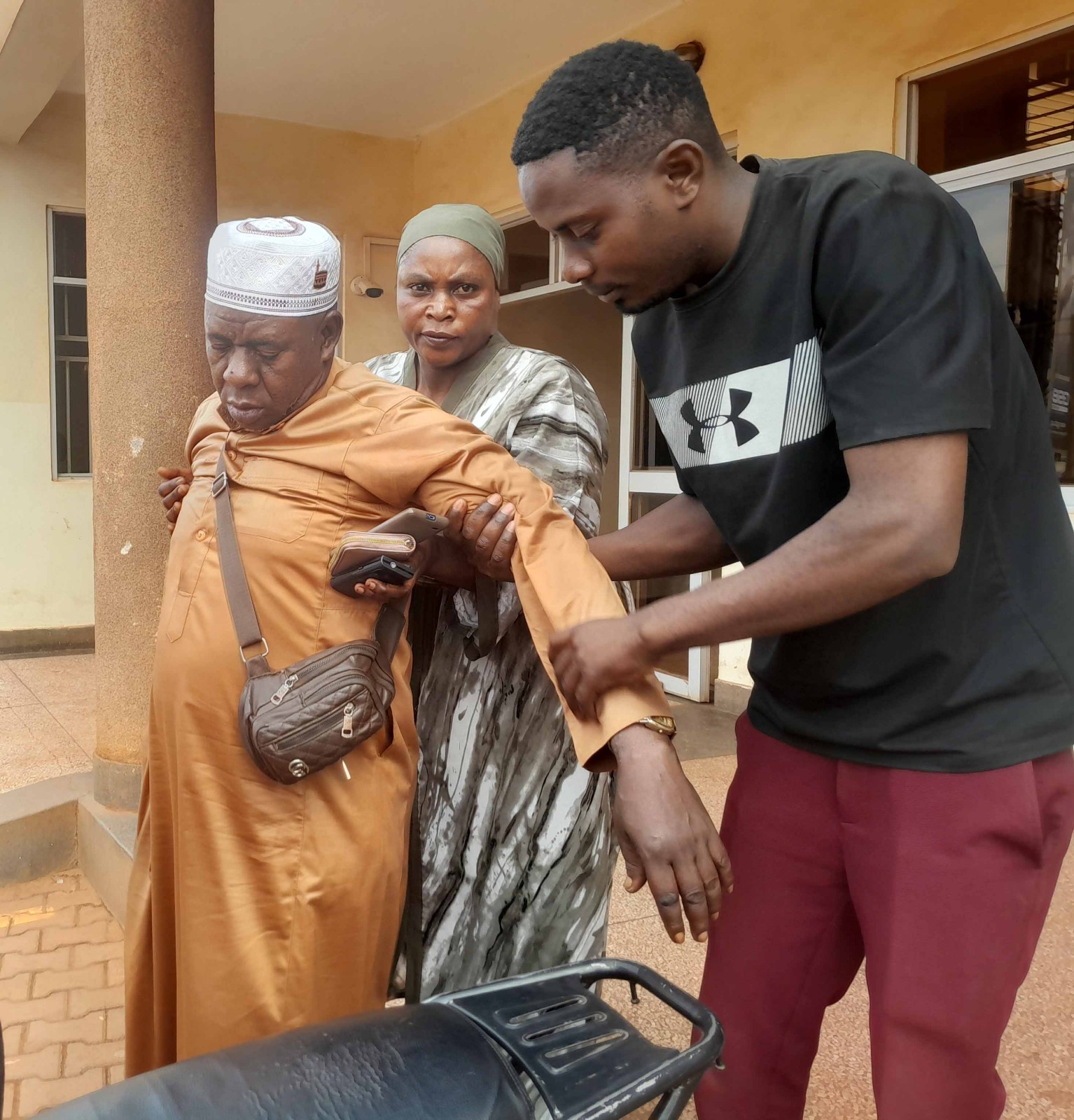 kitaawe wa Muwonge agambibwa okutemula Batiibwe yazirikidde ku poliisi ng'ategedde nti mutabani we asse omuntu