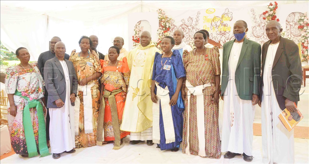 Fr. Edward Mukasa Ssebukoola Ne Nnyina Immaculate Nabbuto (gomesi Eya Orange) N’abooluganda Lwe Abalala.