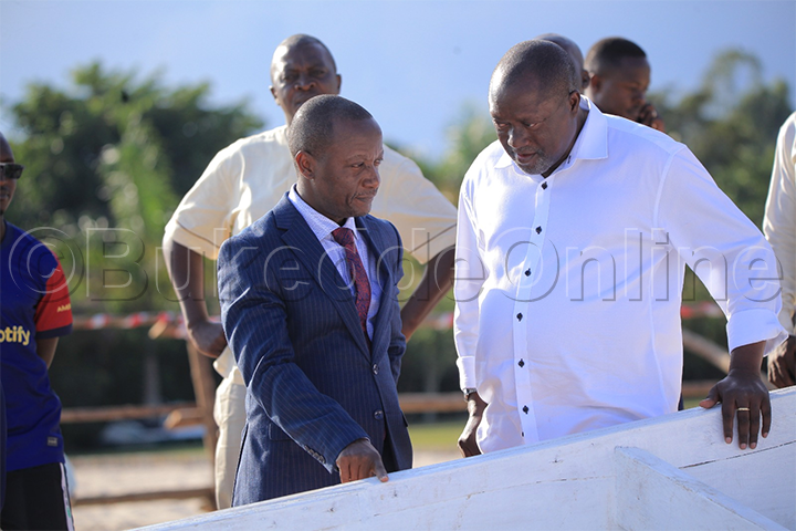 Yinginiya Ben Misagga ku ddyo ng'alaga minisita we by'emizannyo e Mengo Ssalongo Sserwanga amaato agageda okukozesebwa mu mpaka