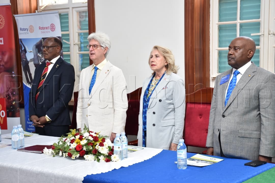 Pulezidenti wa Rotary mu nsi yonna, ne mukyala we Anna Maria, ne Emmanuel Katongole ne Vice Cancala we Makerere