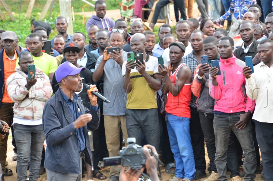 Addressing residents of Kaberebere town council on his way to Isingiro district for campaigns on October 7, 2025, Muntu revealed that while some youths have recently asked him for “metals” in reference to guns. (All Photos by Stuart Yiga)