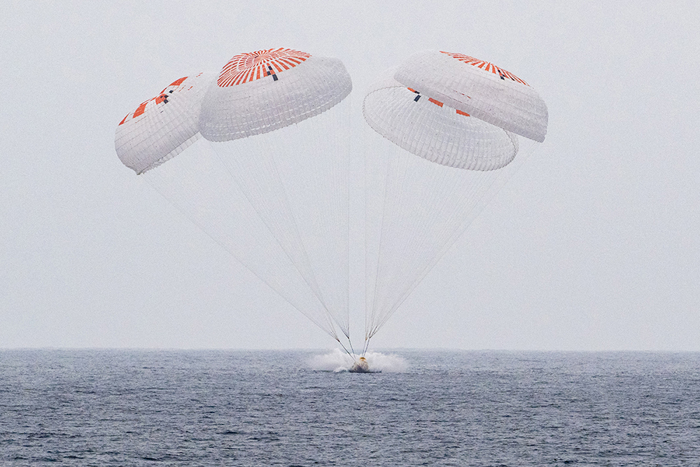  SpaceX Crew Dragon Endurance spacecraft as it lands with NASA astronauts Anne McClain and Nichole Ayers, Japan Aerospace Exploration Agency (JAXA) astronaut Takuya Onishi, and Roscosmos cosmonaut Kirill Peskov aboard in the Pacific Ocean off the coast of San Diego, California, on August 9, 2025. (Photo by Keegan BARBER / NASA / AFP)