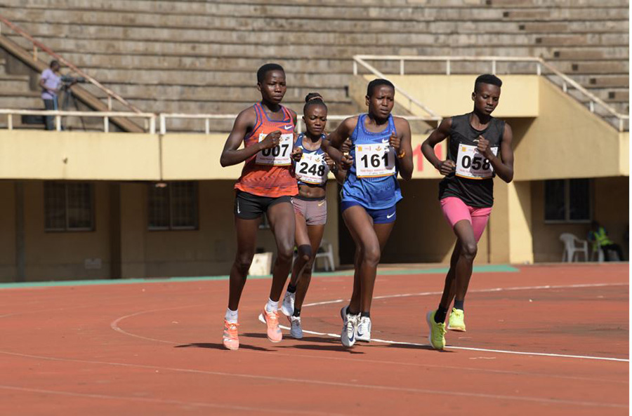 Racheal Chebet Zena owookubiri ku ddyo ng'avuganya mu mmita 10,000