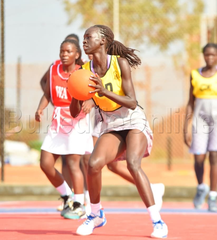 Gloria Ayaa, owa She Cranes ne Kampala University n'omupiira nga battunka ne Kyambogo