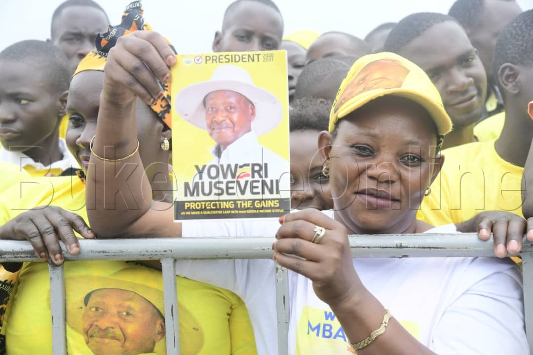 Abawagiz ba Nrm nga bawanise ebifaananyi ya Mzee e Mbale
