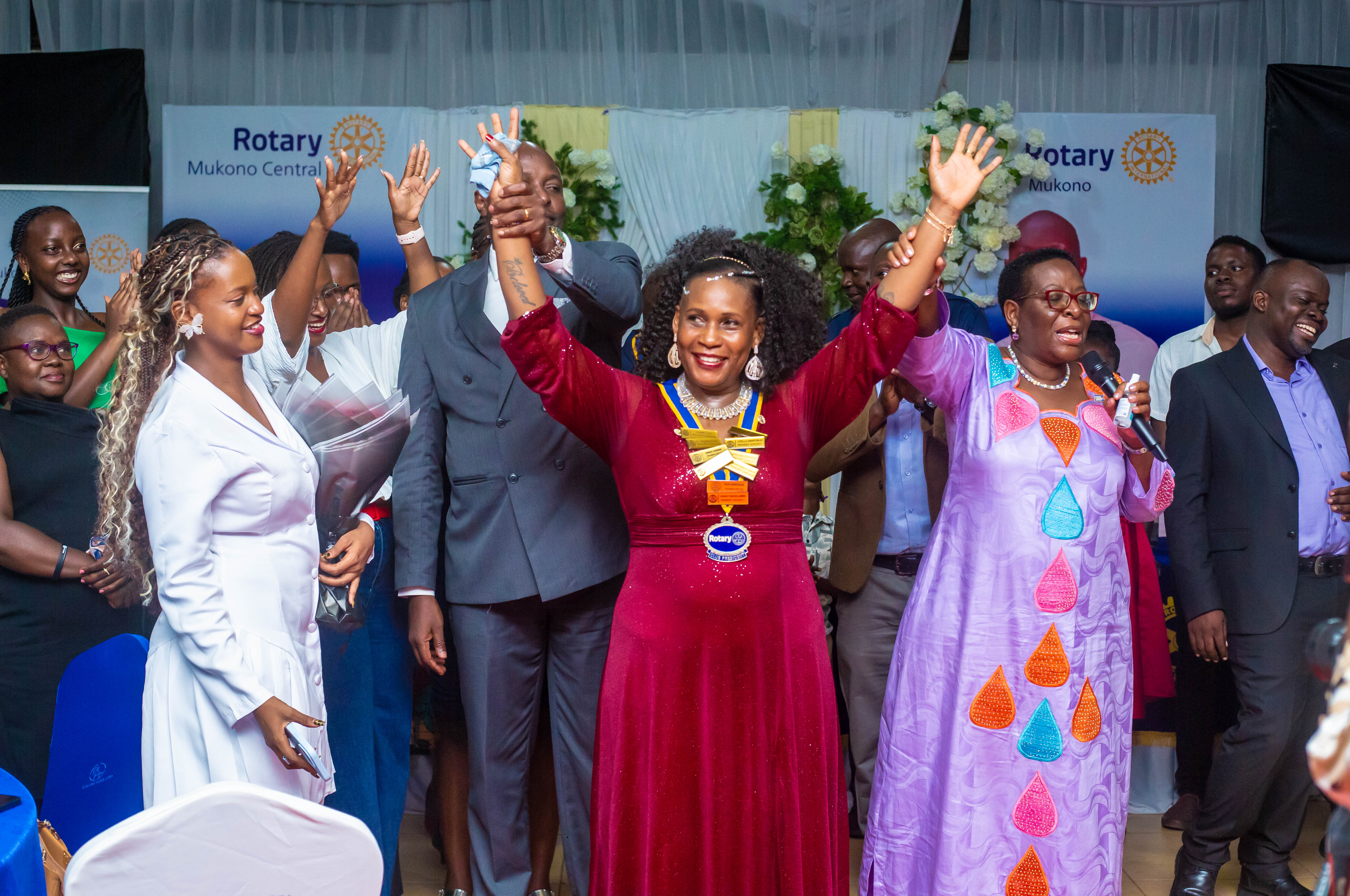 Gavana Rosette Nabbumba ng'ayanjulira bannalotale Cathy Namoma oluvannyuma lw'okutongozebwa.