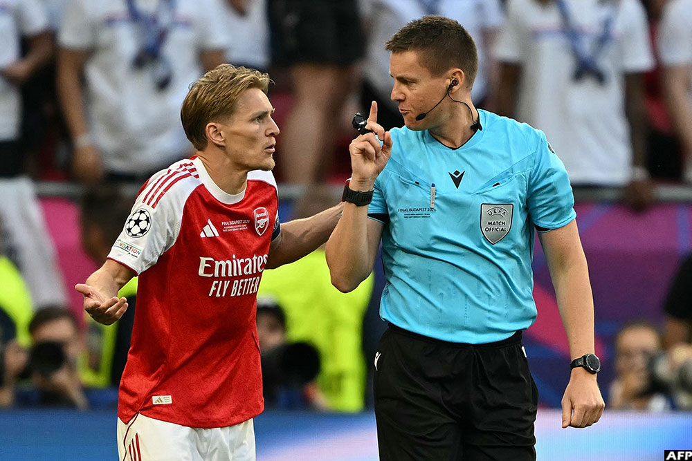 Arsenal's midfielder Martin Odegaard argued with German referee Daniel Siebert after a yellow card for teammate Cristhian Mosquera (not pictured)