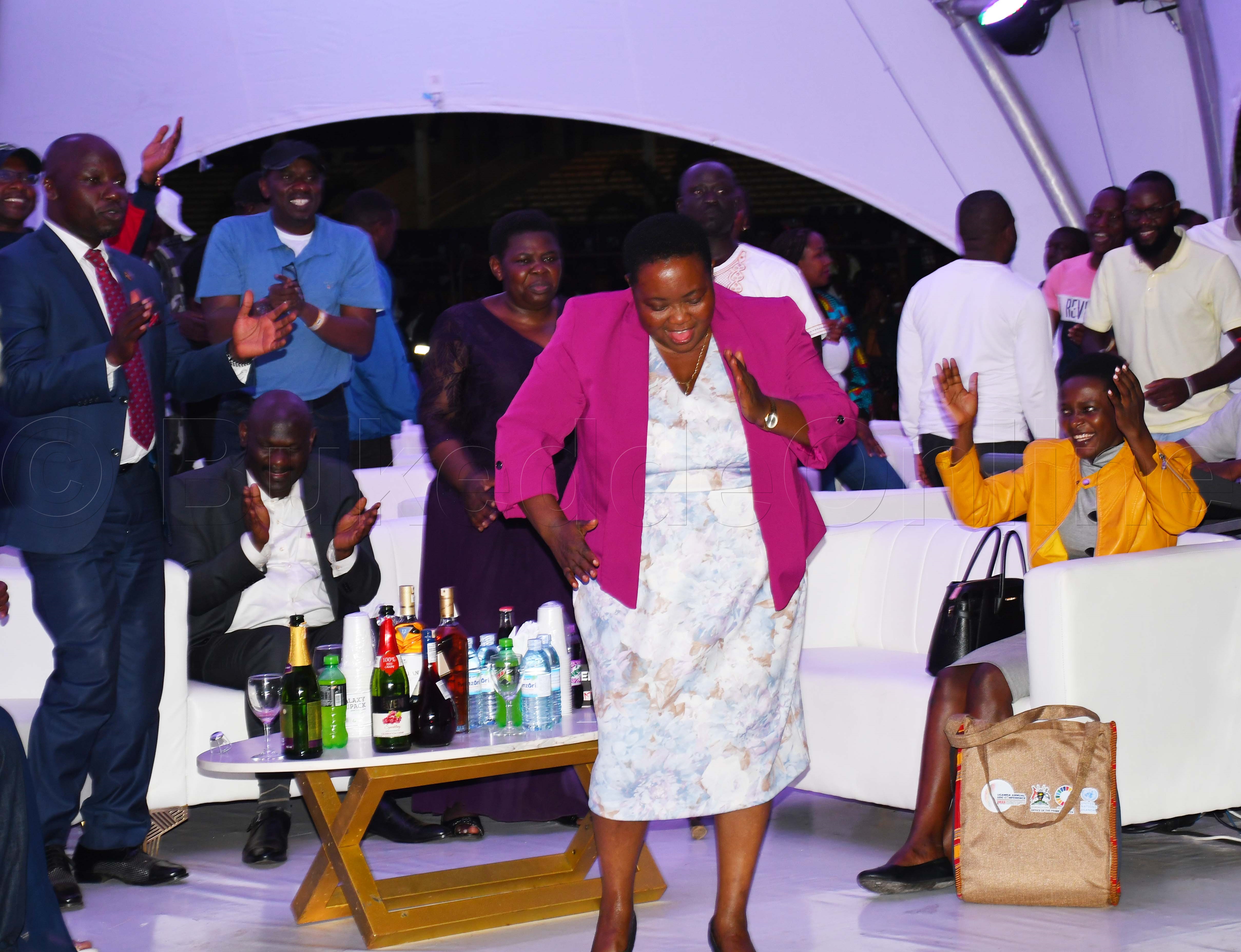 Nabbanja Ng'atema Dansi Ku Luyimba Lwa Kenzo