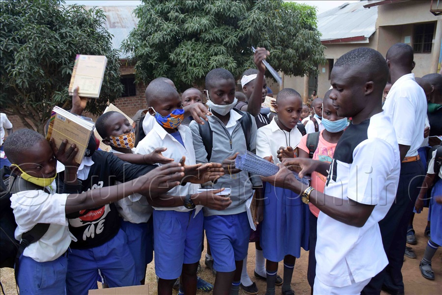 Lujjumwa ng'agabira abayizi ebimu ku bitabo