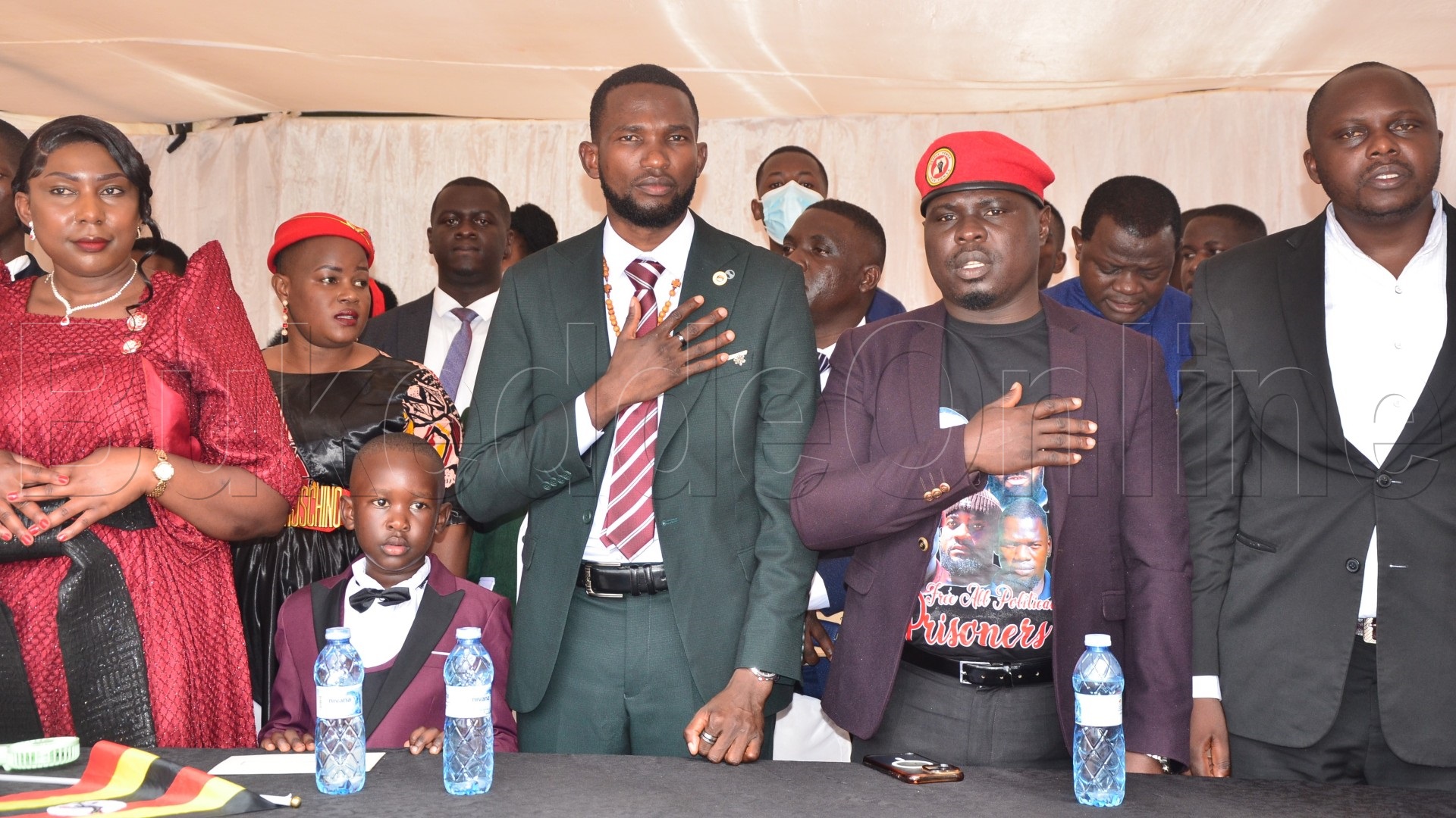 Kaana ka Mbaata ng'ali n'abamu ku bakulu okuva mu kibiina kya NUP