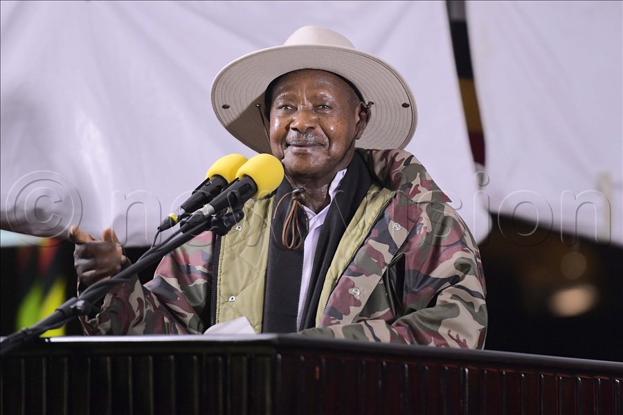 Museveni praised the musicians for “experimenting” and producing unique genres like Kadongo Kamu. 