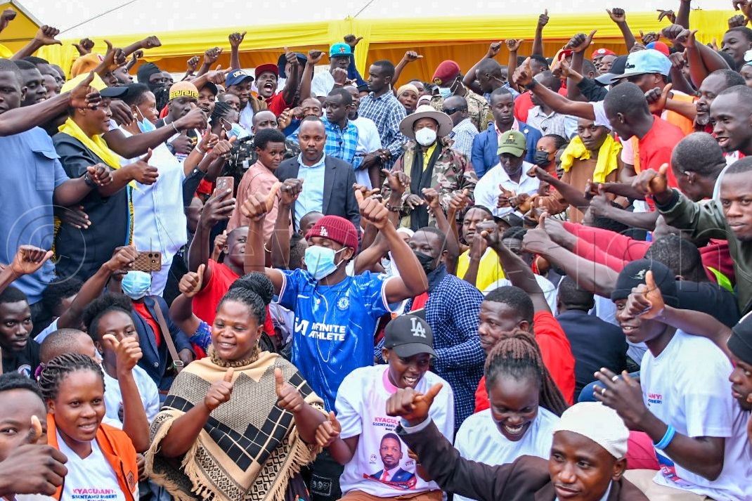 President Museveni in a group photo with NUP converts at Kololo.