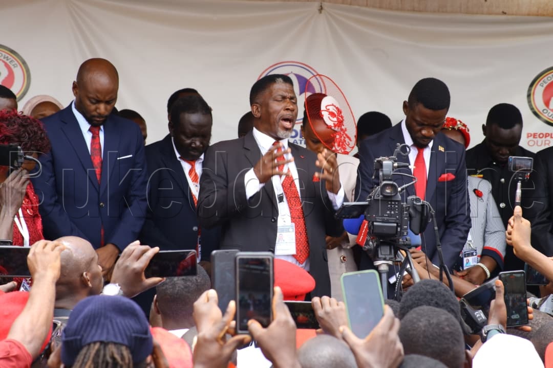 Ronald Balimwezo ng'ayogerako eri abawagizi ba Bobi Wine 
