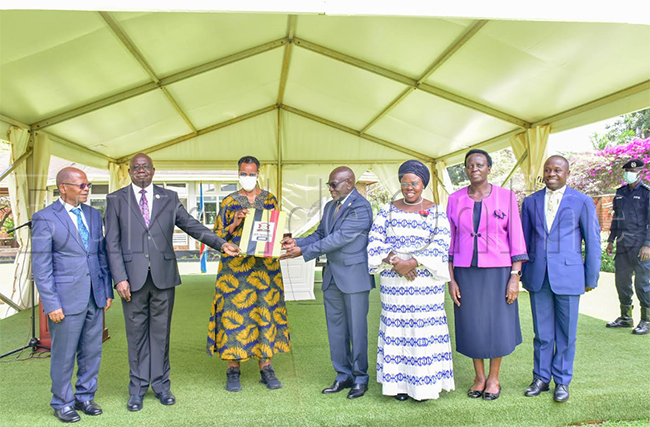  Minisita Katah Musevni nga bamukwasa ebyavudde mu bigezo bya Senior 4