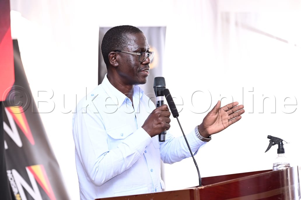 Osike abadde amyuka Kaija ng'amwogerako eggulo.