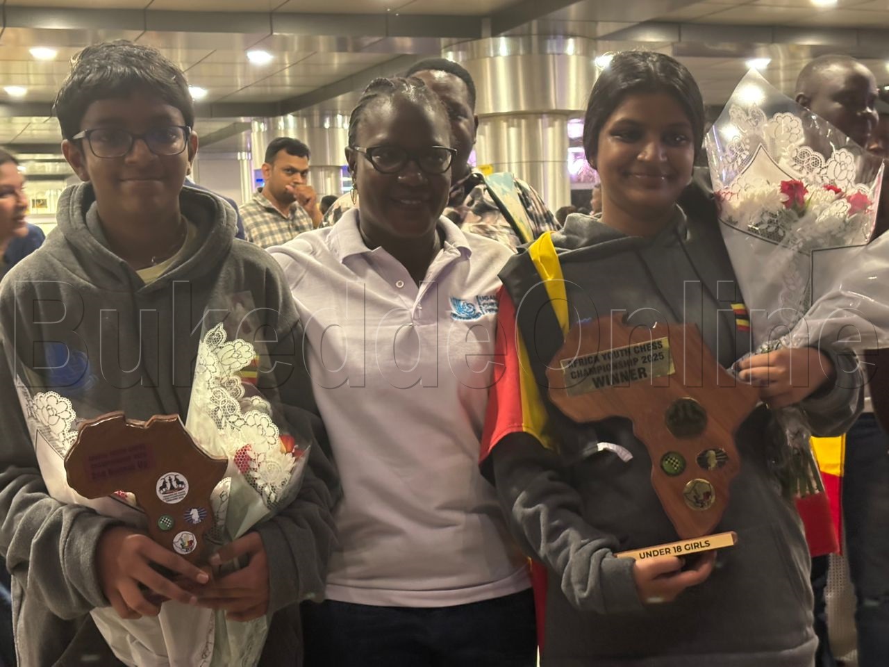 Victoria Nakiirya wakati nga ali nabawanguzi Soubith Omprakash ku kkono ne Sana ku ddyo