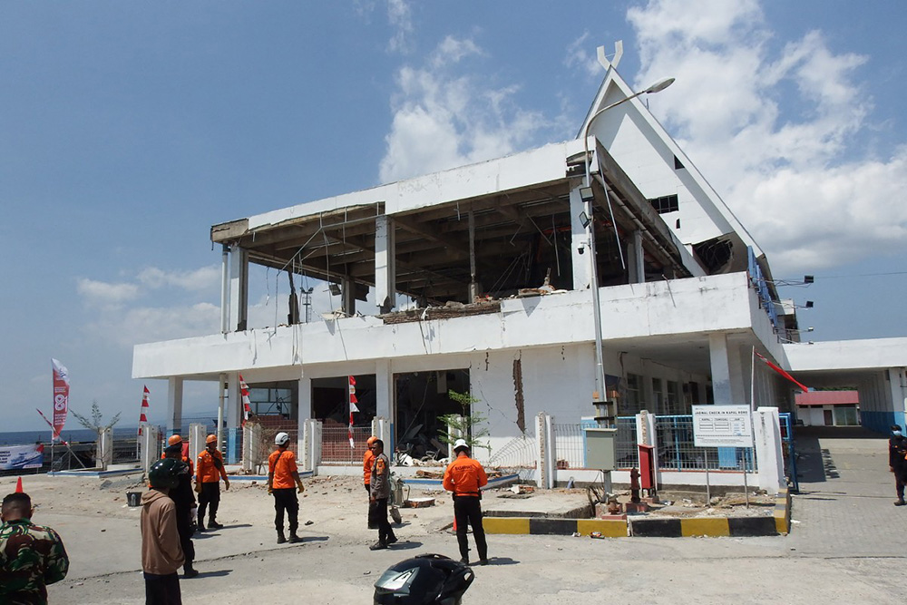 A rescue team searches for victims in the ruins of the Laurensius Say Port in Maumere, Sikka, East Nusa Tenggara on August 15, 2026, after a magnitude 7.7 earthquake struck Flores Island. (Photo by ARNOLD WELIANTO / AFP)