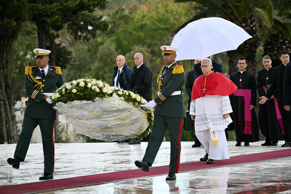 Pope Leo XIV lays a wreath of flowers as he visits the Maqam Echahid Martyrs&rsquo; Monument in El Madania, near Algiers on April 13, 2026. (AFP)