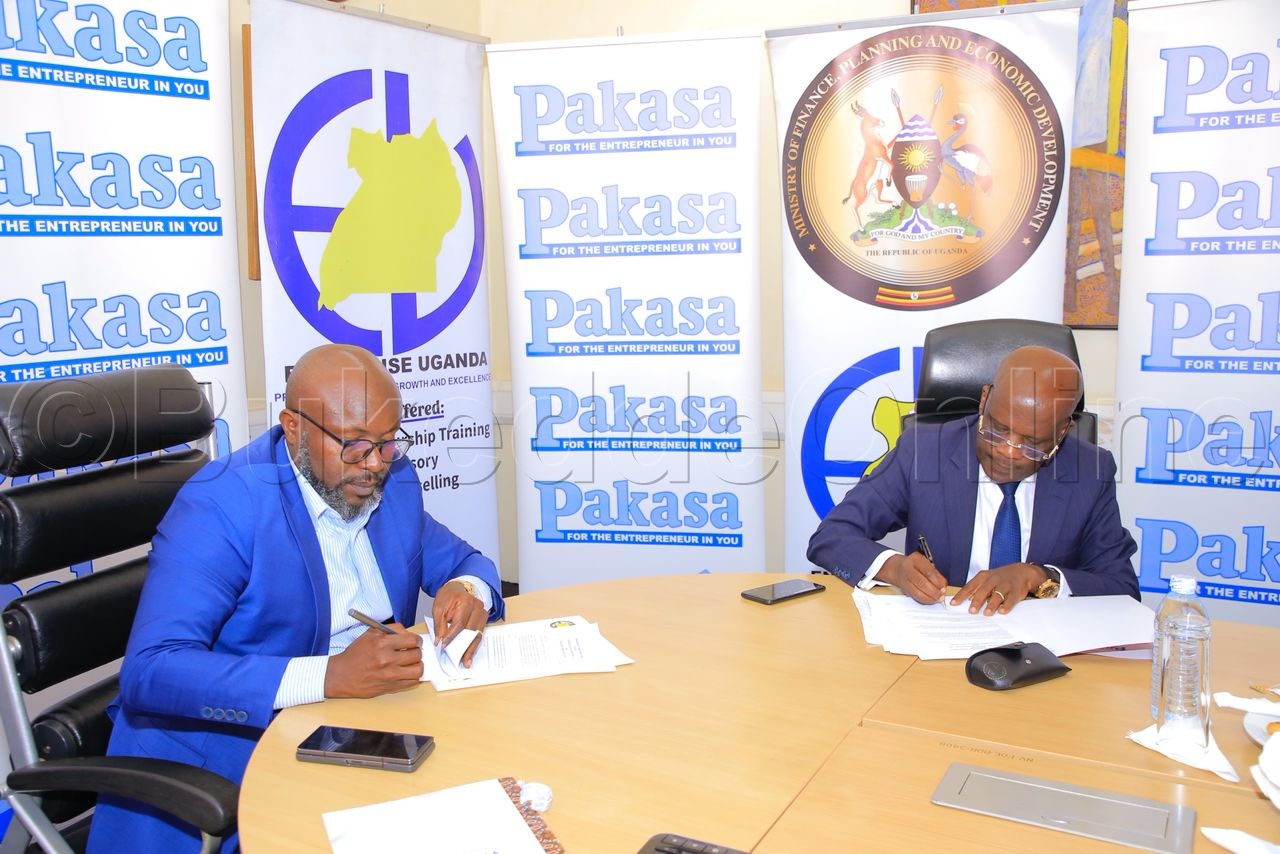 AKulira Vision Group, Don Wanyama (ku kkono) ng'ateeka omukono ku ndagaano y'entegeeragana gye twakoze ne Enterprise Uganda ekulirwa Charles Ocici (ku ddyo)