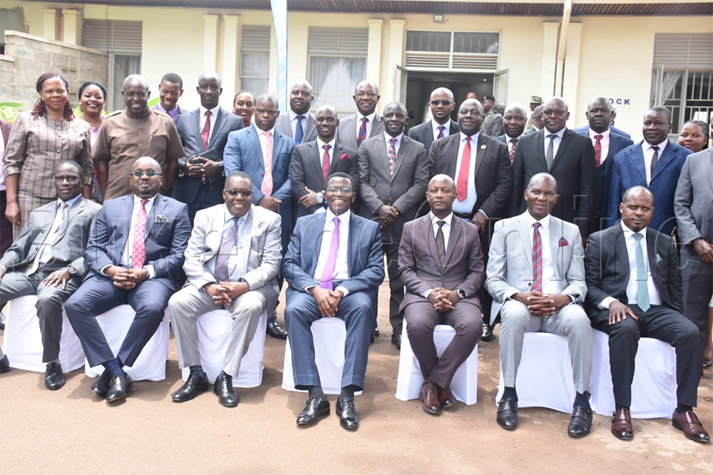 Katikkiro Mayiga n'abakulira ebitongole by'Obwakabaka