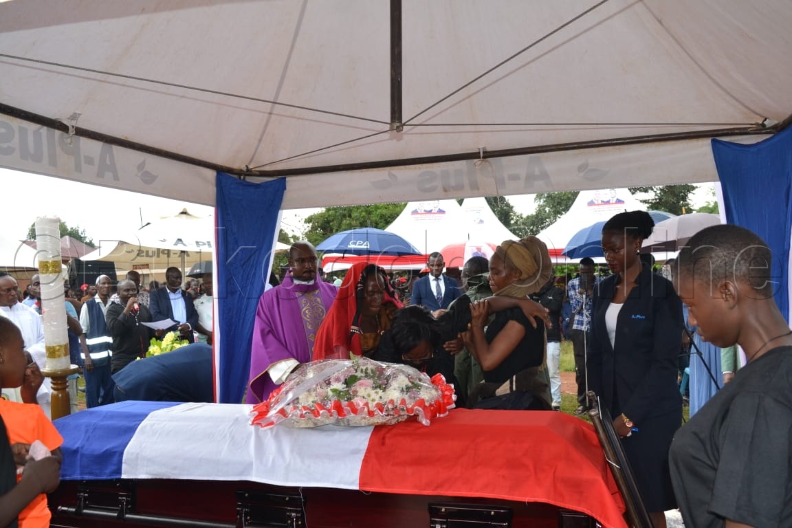 Namwandu wa Matovu(alina masiki) ng'assaako ekimuli ku ssanduuke okusiibula bba.