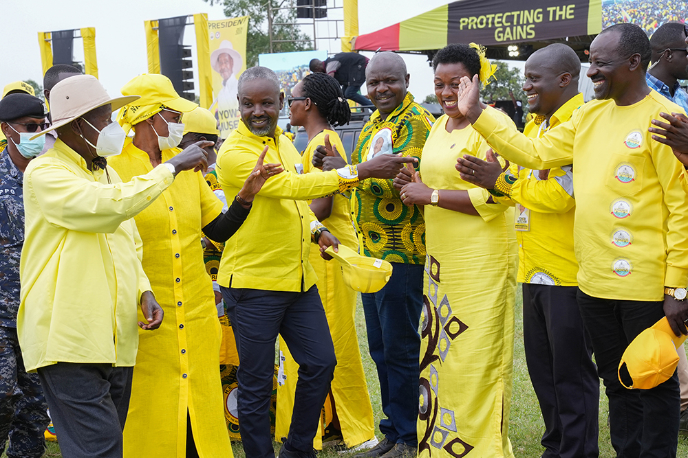 President Yoweri Kaguta Museveni accompanied by the First Lady and Minister of Education and Sports, Janet Museveni, welcomed by district leaders, with the deputy speaker of Parliament, Thomas Tayebwa. (PPU)