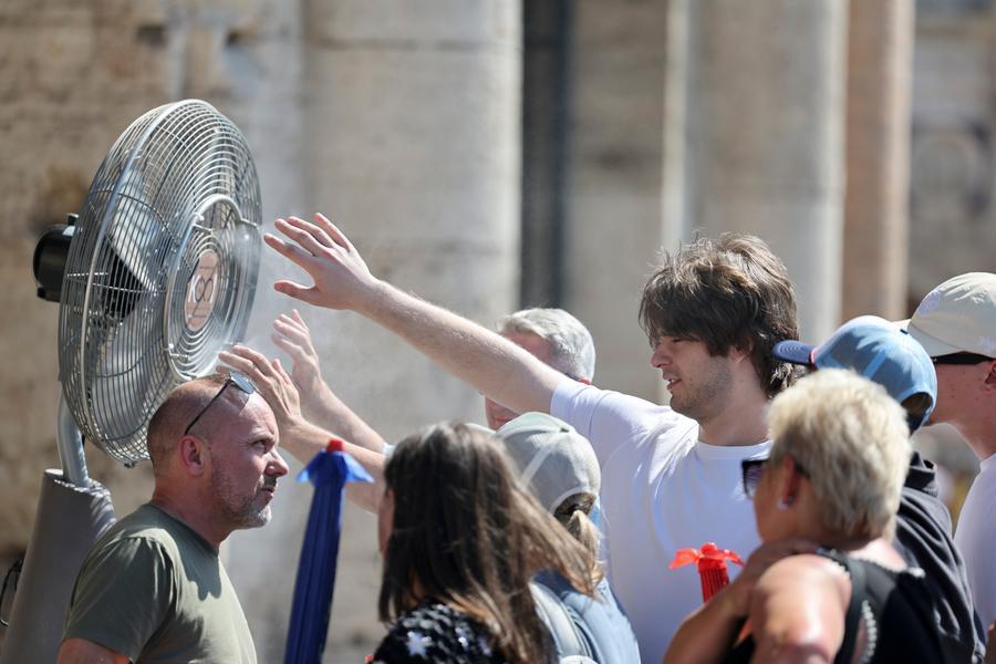 People jump into the Saint-Martin Canal to cool off during hot weather in Paris, France, June 18, 2026. (Xinhua)