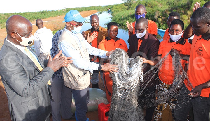 Omukungu wa FAO mu Uganda, Antonio ne minisita Ssempijja nga bakwasa abamu ku bavubi b'e Kamuwunga ebikozesebwa