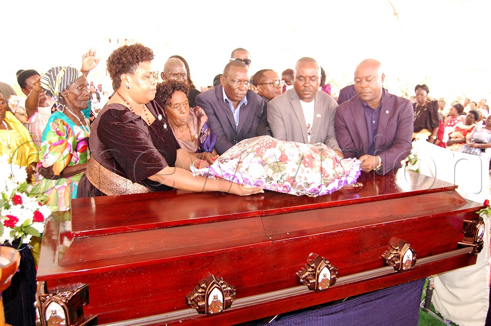 The family members laying a wreath on the casket. (Photo by Mathias Mazinga)