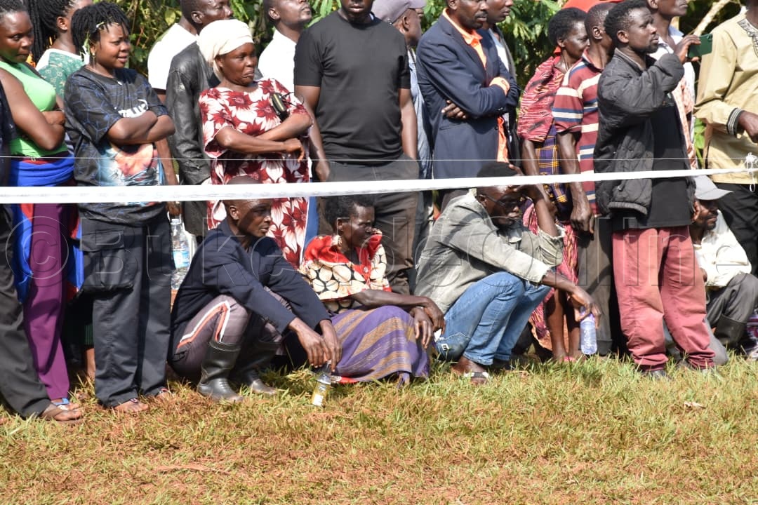 Abamu ku bantu abakulu basazeewo bakkakkaneko ng'amagulu gabalumye.