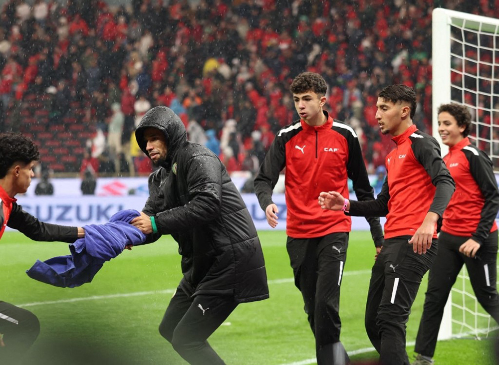 Moroccan ball boys try to take Senegal's goalkeeper Edourd Mendy's towel during the 35th Africa Cup of Nations (AFCON 2025) final match between Morocco and Senegal at the Prince Moulay Abdellah Stadium in Rabat, Morocco on January 18, 2026. (Photo by Samah Zidan / Anadolu via AFP)