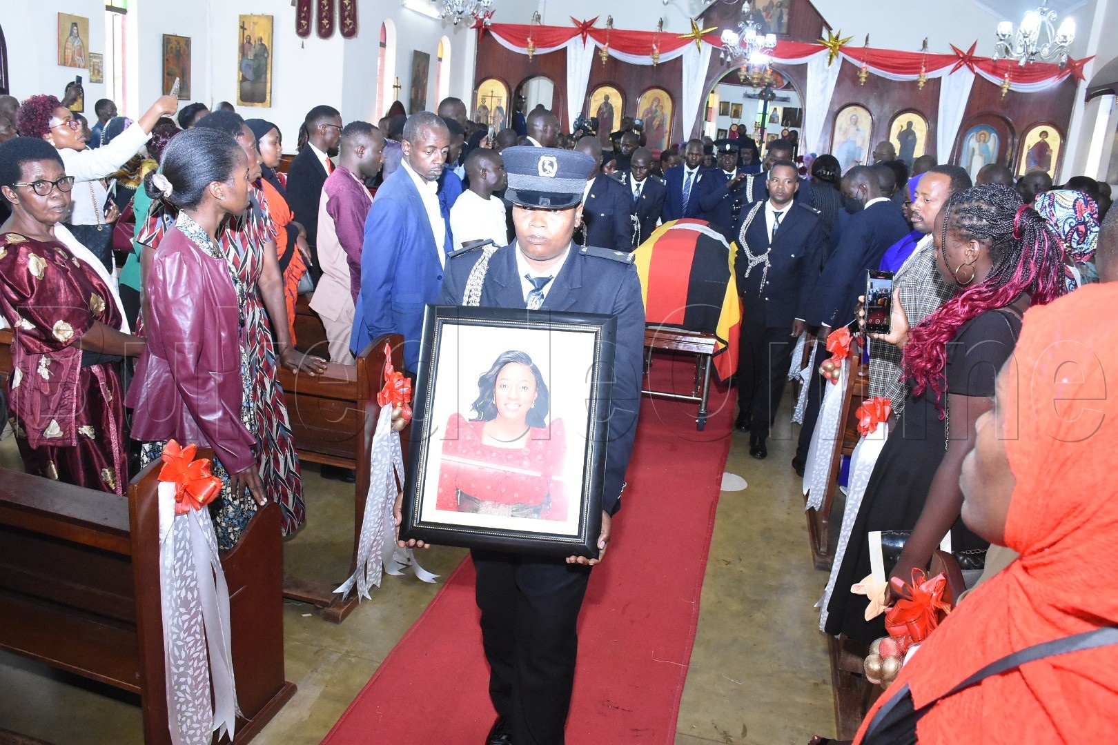 Omubiri gw'omugenzi Helen nga gutuuka mu lutikko e Namungoona