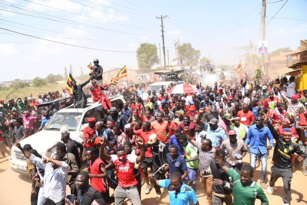 Abamu ku bawagizi ba bobi abaabadde bamutambulirako.