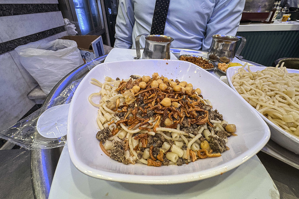 A chef prepares Koshary for customers at a restaurant in Cairo, Egypt, Dec. 10, 2025. (Xinhua)