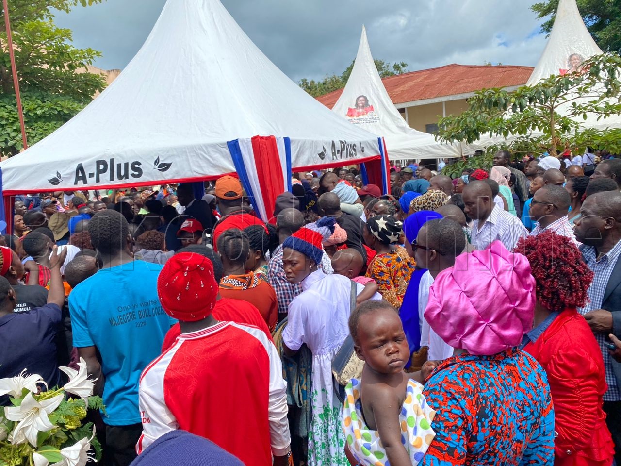 Bannakalangala nga bakungubagira abadde omubaka waabwe Helen Nakimuli 