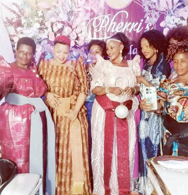 Faridah ne mikwano gye ku mukolo.