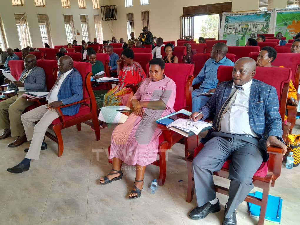 Ba kansara ba disiturikiti ya Sheema abetabire omu kanso ya disiturikiti ahi embaririra ey'omwaka gw'eby'esente ogwa 2024/25 eyanjwirwe.