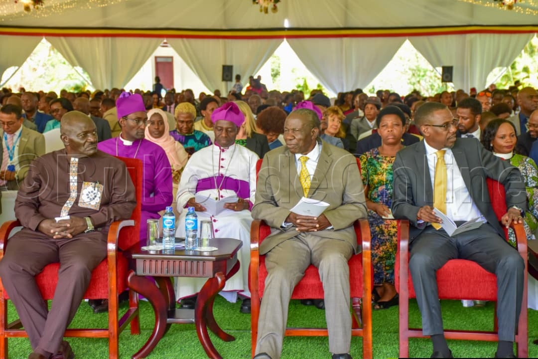 Katumba wamala (ku kkono) ne Matia Kasaija (asooka ku ddyo) mu kusaba