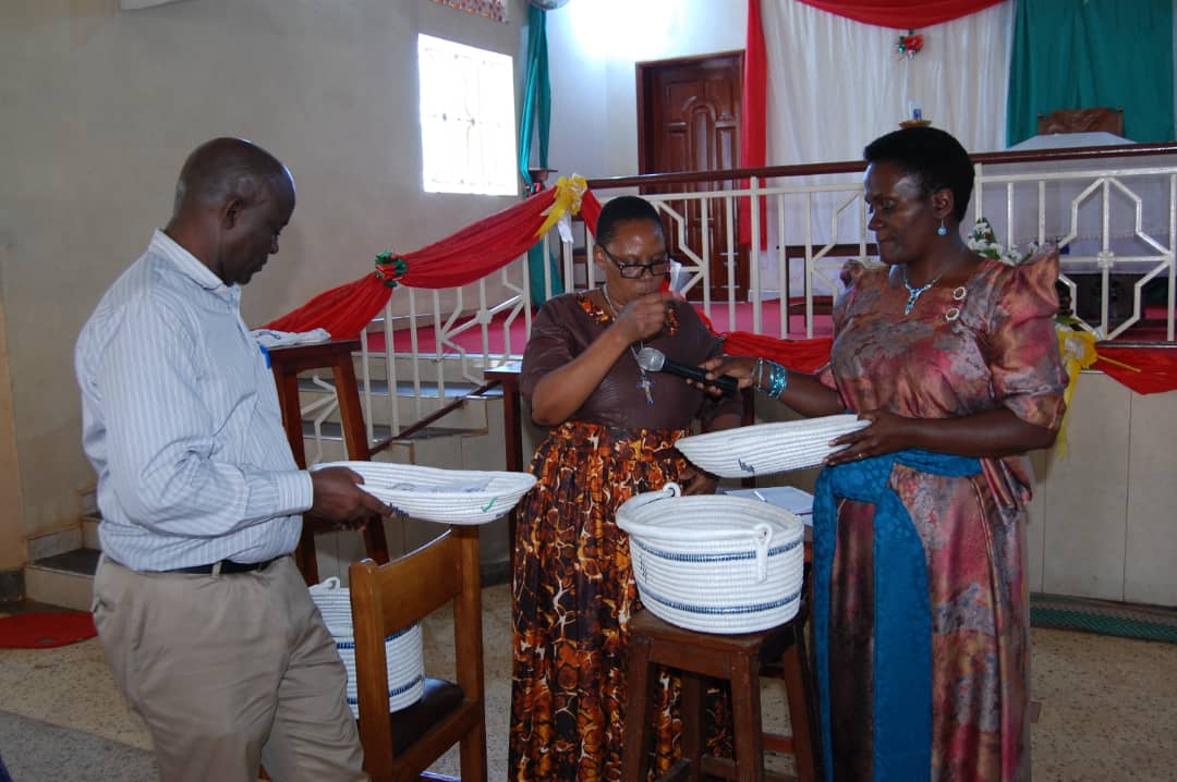 Eyakuliddemu Okulonda Ali Wakati Ng'abala Obululu Ku Kimu Ku Bifo ebyalondeddwa.