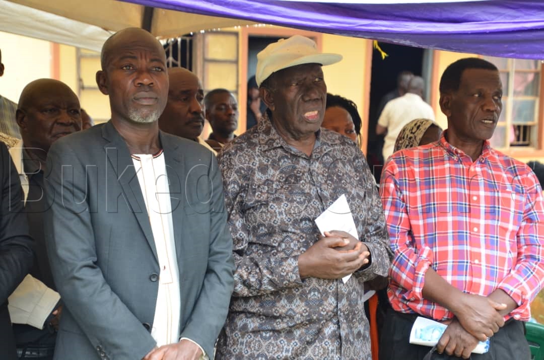 JB Walusimbi wakati ng'ali n'abakungubazi abalala